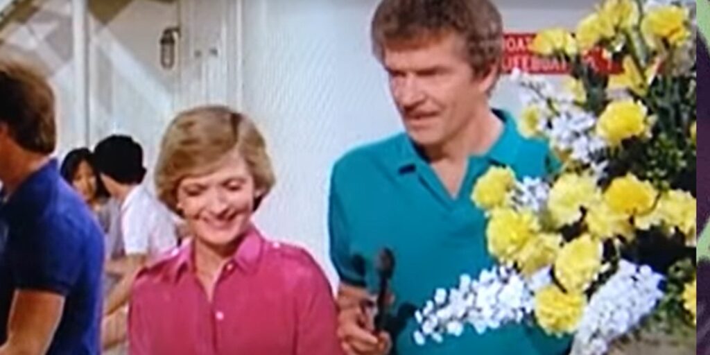 Robert Reed reacts to seeing Florence Henderson