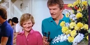 Robert Reed reacts to seeing Florence Henderson