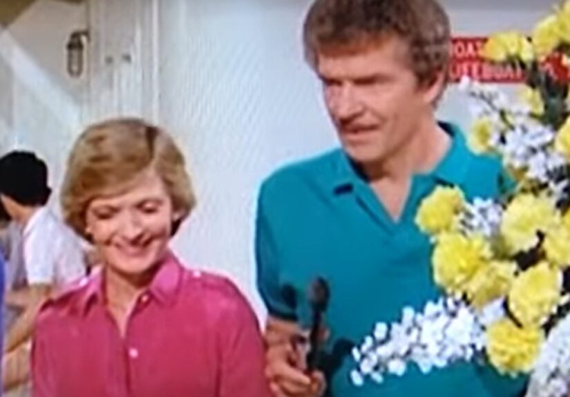 Robert Reed reacts to seeing Florence Henderson